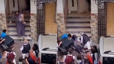 Bir düğünde gelini çekmek isterken düşen kadın kaldığı yerden devam etti