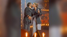 Konser esnasında romantik anlar: Sıla, İlker Kaleli'yi dudağından öptü