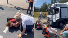 Almanya'da çevre aktivistleri yine iş başında! Yolu kesilen kamyon şoförü aracı üzerlerine sürdü