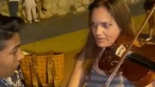 Keman ustası Anderson'ın sokak müzisyenlerine yaptığı şaka yüzleri güldürdü