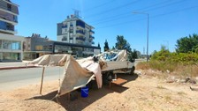 Antalya'da kiracısını çıkaramayan ev sahibi, kamyonet kasasında yaşıyor