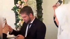 Düğün pastasını geline değil annesine verdi