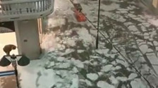 Dolu yağışı caddeleri adeta göle döndürdü: 2 ölü