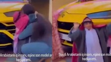 Bu görüntüler gündeme oturdu! Suudi Arabistanlı cüce iş insanı eşine lüks otomobil aldı! Hediyeyi göre kadın bakın ne yaptı!