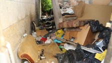 Gören şoke oluyor! Evinden 10 ton çöp çıktı