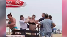 İki kadın birbirine girdi: Yumruklar dikkat çekti