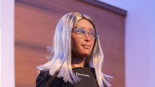 İlk robot CEO'dan iddialı çıkış: Musk ve Zuckerberg'den daha iyi yönetirim