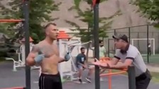 Sıcaktan bunalan sporcu tişörtünü çıkardı! Şikayetçi olan vatandaşa ilginç tepki: Canın çekiyorsa gel yala