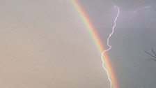 Gökkuşağına yıldırımın düştüğü anlar böyle kaydedildi
