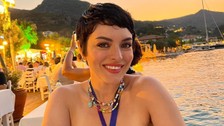 Doğum için gün sayan Ezgi Mola Çeşme'de bikiniyle görüntülendi