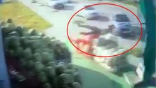 Şemsiyeyle uçanlara bir yenisi daha geldi! Erzurum'da şiddetli rüzgarın uçurduğu adam kamerada