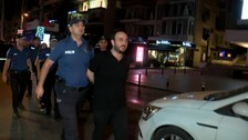 Sarhoşların Bağdat Caddesi'ndeki polise şovu ters kelepçe ile bitti