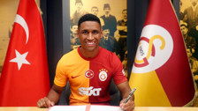 Galatasaraylı futbolcu Tete formaya imza niyetine ismini yazdı