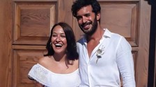 Barış Arduç ve Gupse Özay çifti, kızları Jan Asya ile Çeşme'de deniz keyfi yaptı