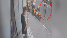 Sokakta sohbet eden bir vatandaş, polisin kovaladığı şüpheliyi çelme takarak düşürdü