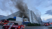 Son Dakika: İstanbul Arnavutköy'deki cam fabrikası alev alev yandı