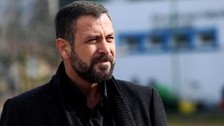 Ünlü oyuncu Nejat İşler Fenerbahçe maçına yetişmek için Kalamış'ta otostop çekti