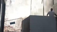 Şanlıurfa’da depremden hasar gören bina ıslık sesiyle yıkıldı