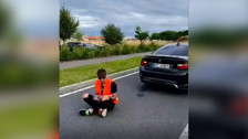 Yolu kapatan iklim aktivistini egzoz ile kaçırdı