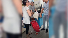 İlginç yöntemle hırsızlık yapan kadın kamerada