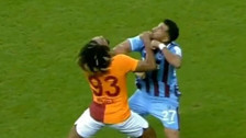 Galatasaray'ın Trabzonspor karşısında penaltı beklediği pozisyon! Okan Buruk'tan tepki