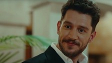 Uraz Kaygılaroğlu sokak sanatçısıyla düet yaptı