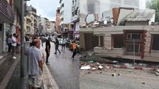 Hatay'da şiddetli yağış sırasında ağır hasarlı 2 katlı bina çöktü