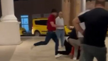 Antalya'da taksiciler ile özel araç taşımacılığı yapan kişi arasında kavga çıktı! O anlar kameralarda