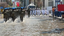 Hatay'daki 30 Ağustos Zafer Bayramı'nda taşkın sularına aldırış etmeyen askerler resmi törende gururlandırdı