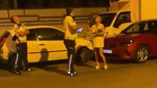 Kadın sürücü Adana'daki çevirmede polisi tehdit etti! Devlet benim, müdürünü arayacağım