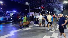 Otobüs terminalinde korku dolu anlar! İki çocuğu altına alarak peronlara çıktı
