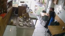 Uşak'ta soluk borusuna yemek kaçan müşteriyi stajyer öğrenci Heimlich ile kurtardı