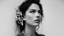 Demet Özdemir arkadaşının düğününde yaptığı göbek dansıyla herkesi kendisine hayran bıraktı