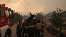 Yunanistan günlerdir alevlerle mücadele ediyor... Düzensiz göçmenler kaçacak yer arıyor!