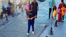 Yolda yürürken telefonu bir anda yanmaya başladı: O anlar kamerada