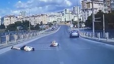 Maltepe'de yürekleri yakan kaza! Otomobili sollamak isterken refüje çarptı