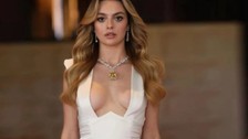 İddialı kareleri gündem oldu! Melis Sezen'in sütyensiz tarzı büyük ilgi gördü