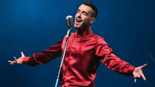 Cem Adrian'ı çileden çıkaran olay! İzmir'deki konserinde fazla yakınlaşan çiftlere tepki gösterdi