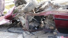 Uşak'ta bir otomobil bariyerlere çarptı: 1 ölü, 3 yaralı