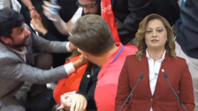 CHP kongresinde ortalık karıştı! "Dışarı!" sloganlarına "Buradayım kazıyın da göreyim" diye karşılık veren Burcu Köksal bayıldı