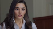 Bambaşka Biri dizisinin Savcı Leyla'sı Hande Erçel, mimikleriyle gündemde! Bu performans 1 yıllık eğitim sonucu ortaya çıkmış