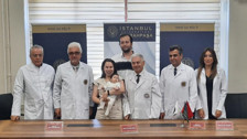 Türkiye'de bir ilk! Yumurtalıkları alınan kadın kanser tedavisinin ardından yeniden yapılan nakille kızını kucağına aldı