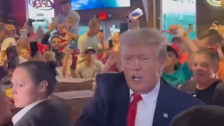 ABD Başkan adayı Trump, destekçilerine pizza ısmarladı!