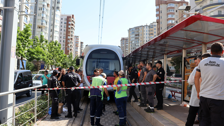 Ücretsiz toplu taşımaya binmek isteyen çocuk tramvayın altında kalarak can verdi!