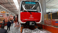 Türkiye'nin ilk yerli ve milli sürücüsüz metro aracını raylara indi