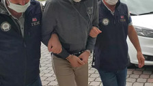 Başakşehir'de levye ile camı kıramayan şahıslar araçla işyerine daldı!