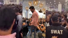Burak Özçivit'e Pakistan'da erkek hayranlarından sevgi seli! Özçivit az kalsın ezilecekti | VİDEO İZLE