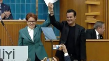 Son Dakika: Şarkıcı Hakan Peker İYİ Parti'den belediye başkan adayı oldu! Rozetini Meral Akşener taktı