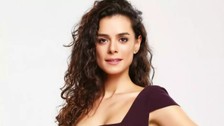Ünlü oyuncu Özge Özpirinçci babasını kaybetti!
