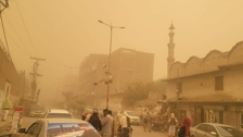 Pakistan'da oluşan kum fırtınası gökyüzünü turuncuya boyadı!